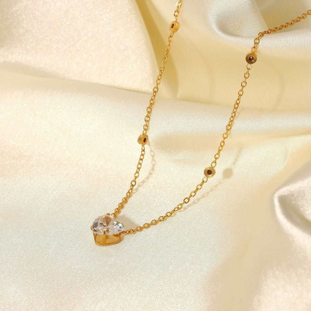 Gold plated white heart-shaped zircon necklace on silky fabric, sexy and trendy titanium steel and stainless steel jewelry for women.